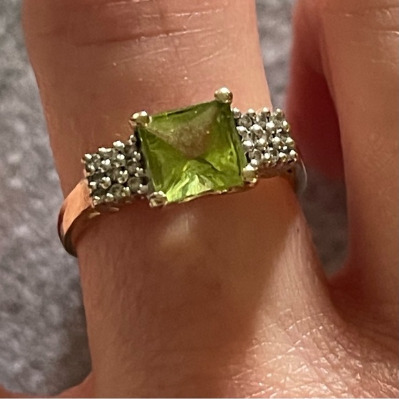 14k gold and Princess cut Peridot ring - Picture 7 of 12